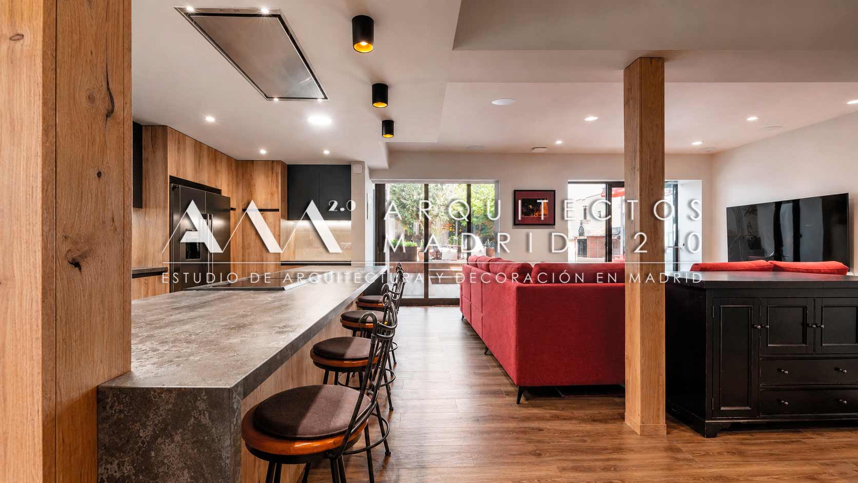 Salón y cocina conectados en una vivienda unifamiliar con vistas abiertas