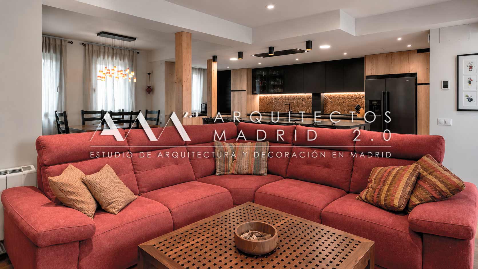 Zona de estar con sofá rojo y chaise longue en vivienda unifamiliar reformada en Madrid