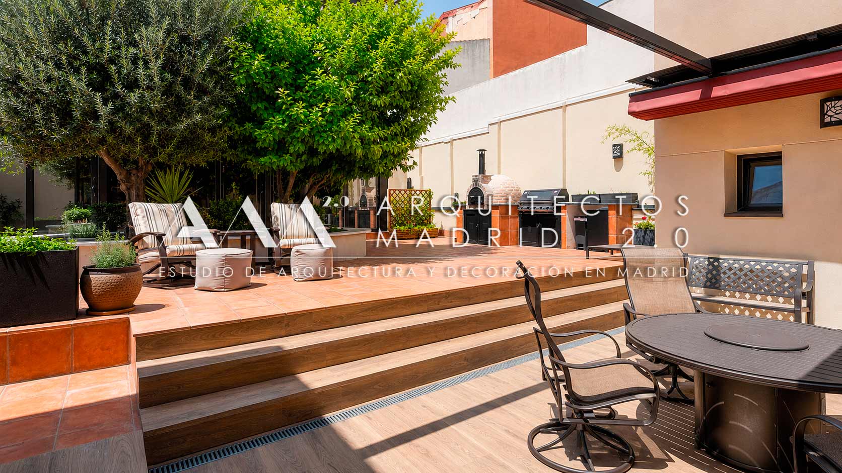 Patio con escalones y mesa exterior tras la rehabilitación integral de vivienda unifamiliar en Madrid