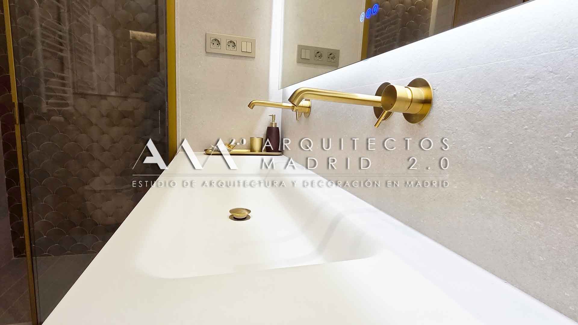 Baño de vivienda reformada con proyecto de interiorismo, materiales premium, iluminación cuidada y ejecución precisa