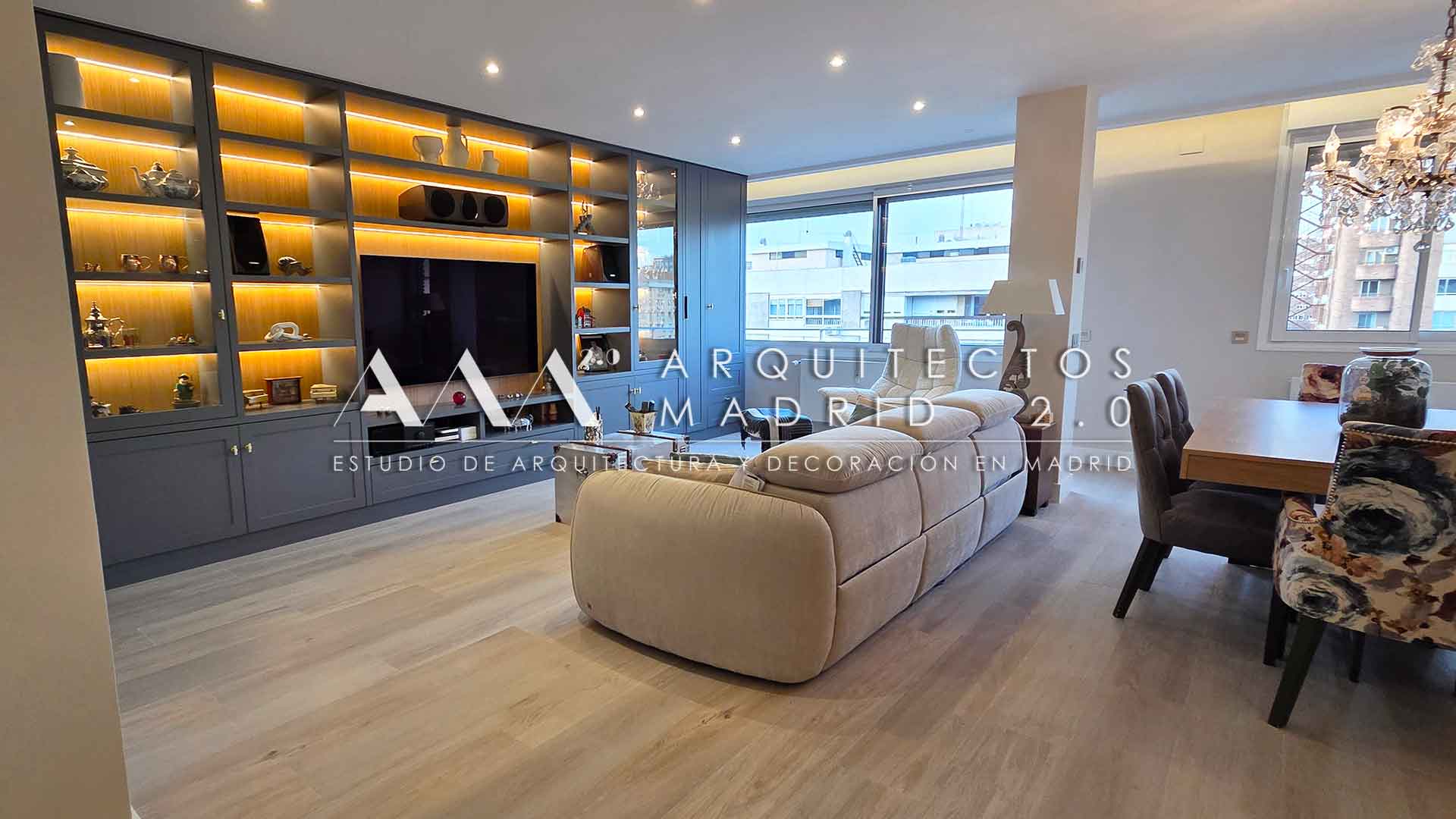 Reforma integral de una vivienda en Chamberí con salón luminoso, distribución abierta y materiales contemporáneos