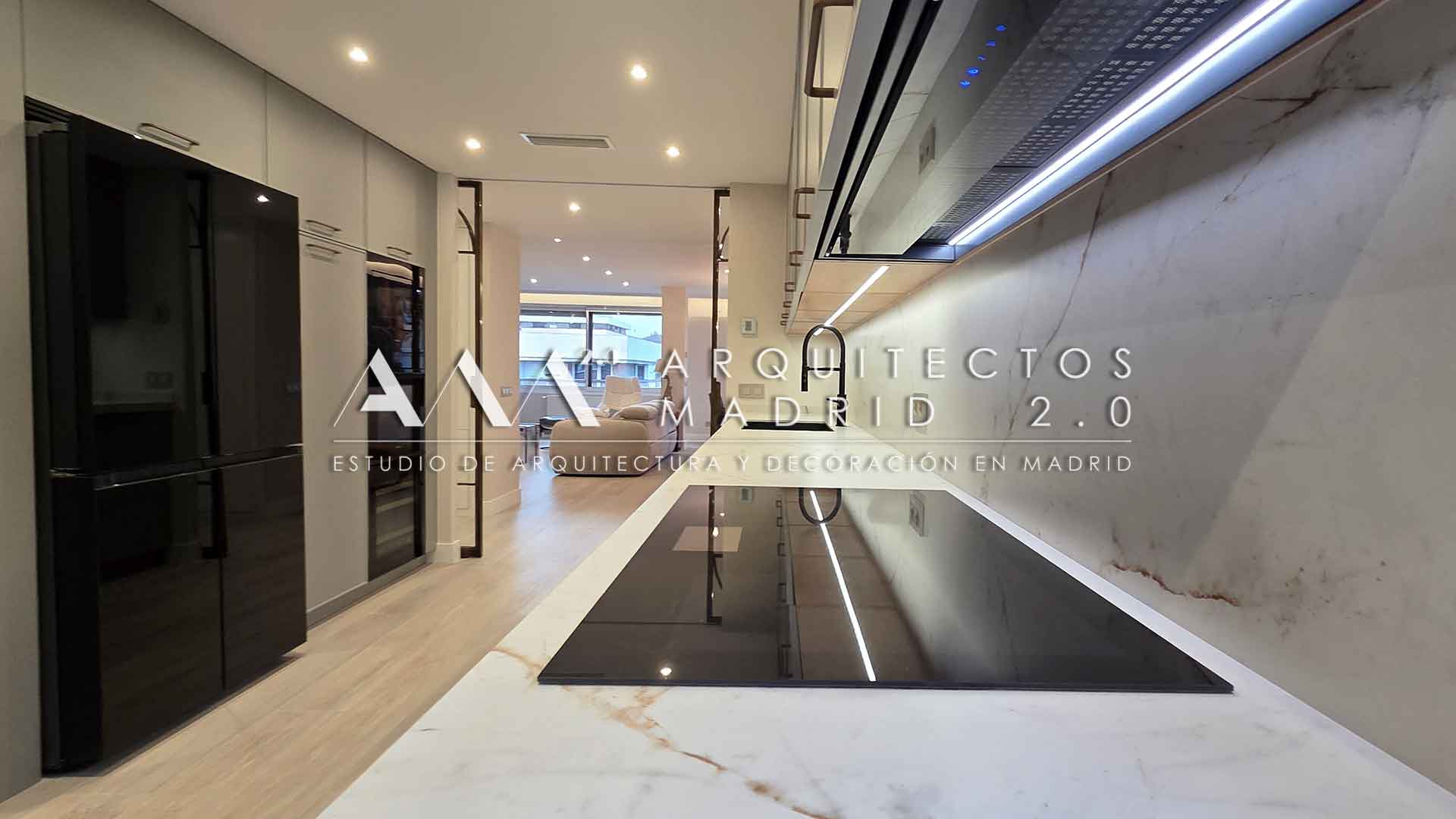 Cocina de reforma integral con madera, blanco, diseño de interiorismo, luz natural y ejecución premium