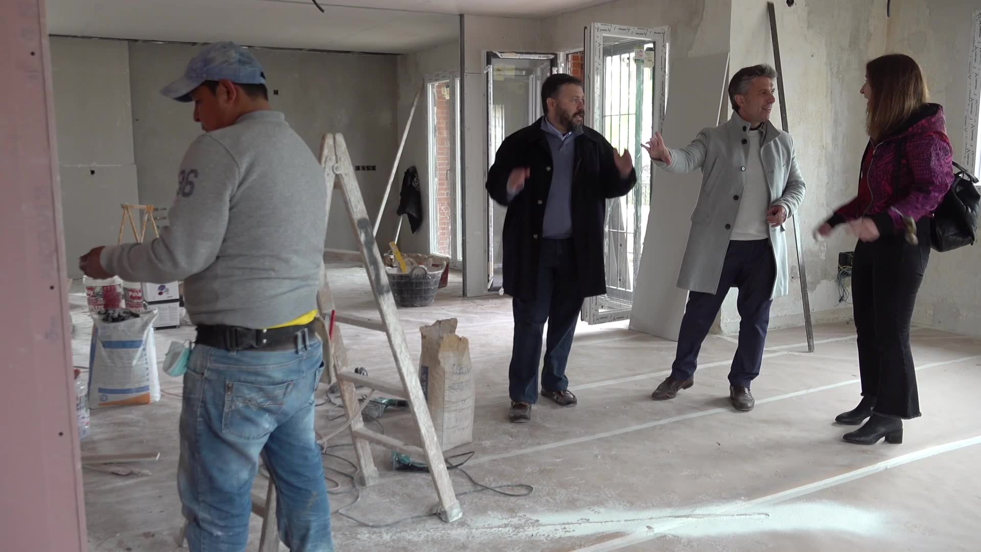 Visita técnica durante una reforma integral de vivienda en Madrid para comprobar el proyecto y la ejecución