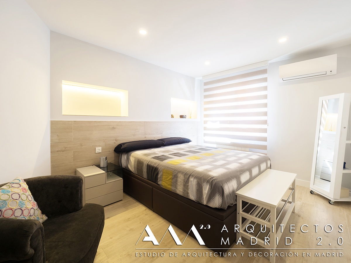 suelo-imitacion-madera-porcelanico-gres-reforma-vivienda-dormitorio-cabecero-02